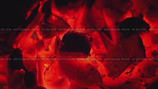 Glowing red charcoal embers with textured surface and intense heat effects. Стоковое видео, видеограф Татьяна Лобанова / Фотобанк Лори