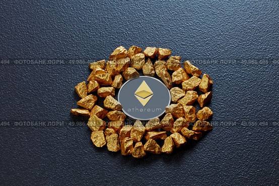 Gold nuggets in the form of a circle and a coin ethereum on a black concrete background. Concept of financing Bitcoin cryptocurrency in Noble metal. Etereum coin and golden nuggets on a black concrete background. Business, finance and technology concept. Стоковое фото, агентство Ingram Publishing / Фотобанк Лори