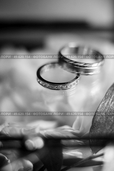 gold wedding rings as an attribute of a young couple’s wedding. Стоковое фото, агентство Ingram Publishing / Фотобанк Лори