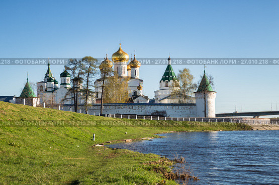Golden Ring, Russia. View of the Ipatiev monastery from the bank of the Kostroma river (2017 год). Стоковое фото, фотограф Юлия Бабкина / Фотобанк Лори