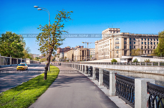 Головинская набережная, река Яуза, Москва (2022 год). Стоковое фото, фотограф Baturina Yuliya / Фотобанк Лори