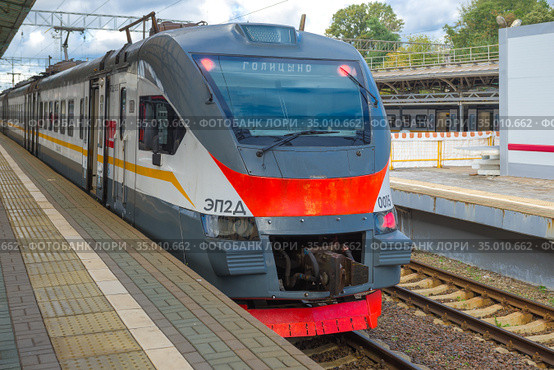 Головной вагон электропоезда ЭП2д-0015 крупным планом. Москва (2020 год). Редакционное фото, фотограф Виктор Карасев / Фотобанк Лори