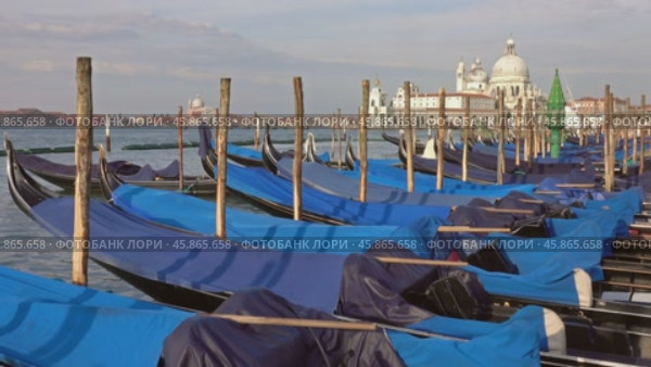 Gondolas on Canal Grande in Venice, Italy (2017 год). Стоковое видео, видеограф Михаил Коханчиков / Фотобанк Лори