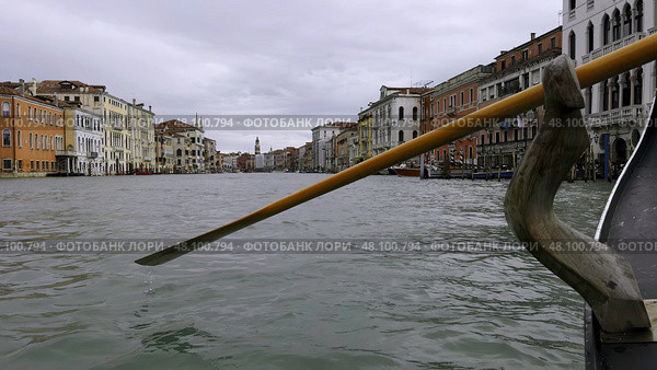 Gondolier rowing gondola on grand canal in venice, Italy. Стоковое фото, фотограф David Kashakhi / Фотобанк Лори