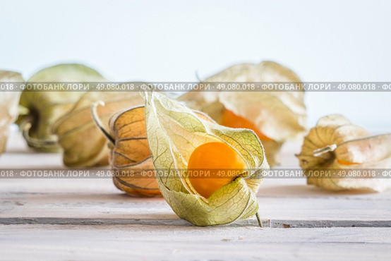 Gooseberries in bright light on a wooden table. Стоковое фото, агентство Ingram Publishing / Фотобанк Лори