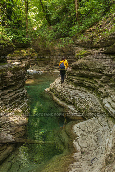 Горная река в скалистом ущелье и туристы. Mountain river in a rocky gorge and tourists. Стоковое фото, фотограф Михеев Эдуард / Фотобанк Лори