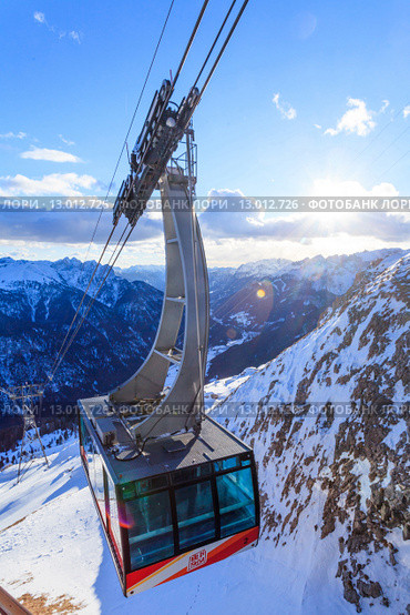 Горнолыжный курорт Campitello di Fassa в долине Валь Гардена. Кабина фуникулера на фоне гор (2015 год). Редакционное фото, фотограф Донцов Евгений Викторович / Фотобанк Лори