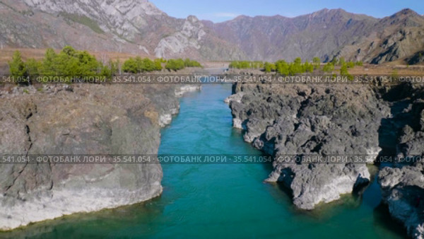 Горный Алтай осенью. Река Катунь. Тельдекпенские пороги. Altai mountains in autumn. Katun river. Teldekpen rapids. Стоковое видео, видеограф Евгений Романов / Фотобанк Лори