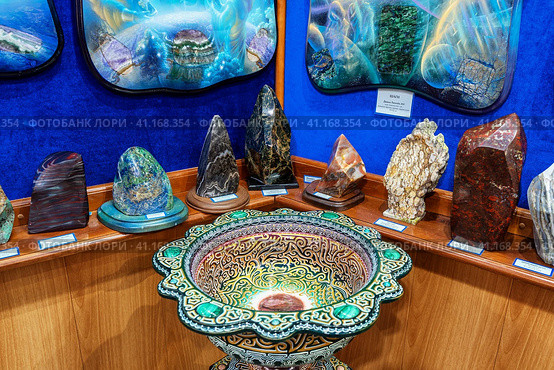 Горный Алтай, село Верх-Уймон, Музей камня: картины, поделки из камня, каменные глыбы и другие экспонаты музея. Gorny Altai, Verh-Uymon village, Stone Museum: paintings, stone crafts, stone blocks and other exhibits of the museum. (2019 год). Редакционное фото, фотограф Евгений Романов / Фотобанк Лори