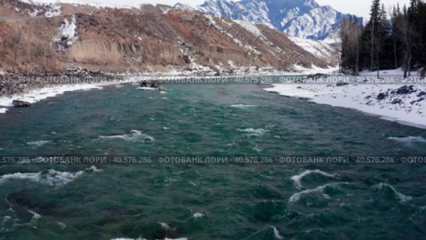 Горный Алтай зимой: хребет Айгулак, река Катунь. Вид с воздуха. Altai mountains in winter: Aigulak ridge, Katun River. Aerial view. Стоковое видео, видеограф Евгений Романов / Фотобанк Лори