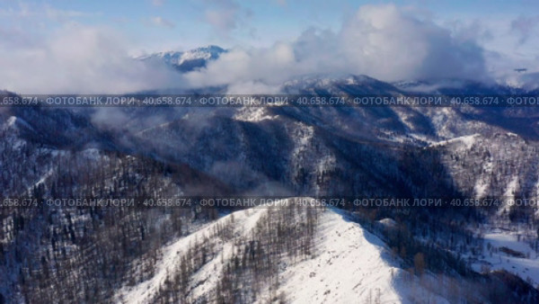 Горный Алтай зимой: Катунский хребет. Вид с воздуха. Altai mountains in winter: Katunsky ridge. Aerial view. Стоковое видео, видеограф Евгений Романов / Фотобанк Лори