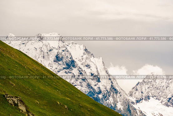 Горный пейзаж со снегом и голубым небом. Кавказ, Россия. Стоковое фото, фотограф Руслан Лесков / Фотобанк Лори