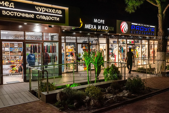 Город Адлер, Краснодарский край, Россия. Магазины на Имеритенской набережной города ночью (2022 год). Редакционное фото, фотограф Игорь Низов / Фотобанк Лори