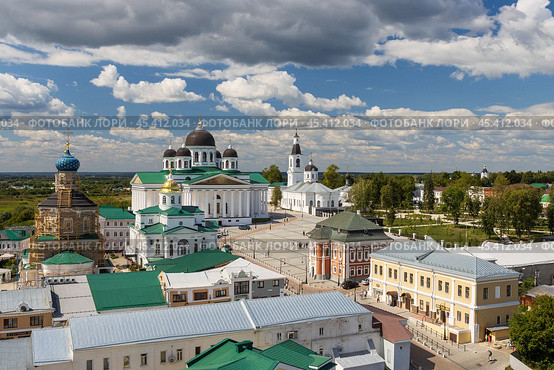Город Арзамас, Нижегородская область, Россия. Красивый городской пейзаж с православными храмами. Вид сверху на Соборную площадь, улицы, дома и церкви. В центре Кафедральный собор Воскресения Христова (Воскресенский собор). Справа Храм Казанской иконы Божией Матери. Слева Собор Николая Чудотворца (Никольский собор) и Церковь Богоявления Господня (Богоявленская церковь) на территории Свято-Николаевского женского монастыря. Архитектурные и туристические достопримечательности в историческом центре Арзамаса. (2024 год). Редакционное фото, фотограф Андрей Степанов / Фотобанк Лори