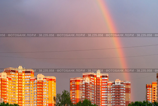 Город Балашиха. МКР 1Мая. Новостройки на фоне радуги на ними (2021 год). Стоковое фото, фотограф Зобков Юрий / Фотобанк Лори