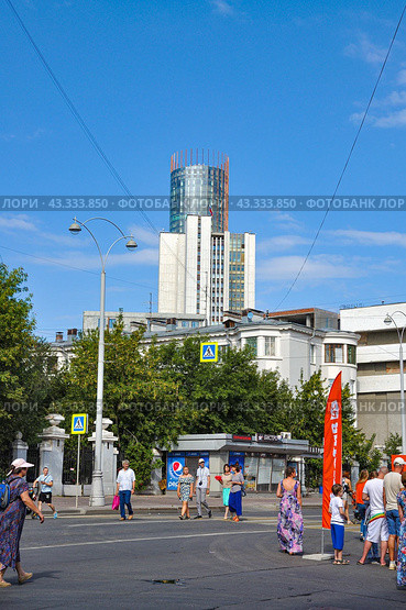 Город Екатеринбург. Башня "Исеть", гостиница "Hyatt Regency Ekaterinburg" и Здание Правительства Свердловской области. Октябрьская площадь (2016 год). Редакционное фото, фотограф Александр Тараканов / Фотобанк Лори