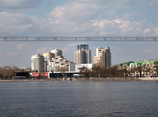 Город Екатеринбург. Река Исеть. Вид на ККТ "Космос" и новостройки (2010 год). Редакционное фото, фотограф Игорь Ворончихин / Фотобанк Лори