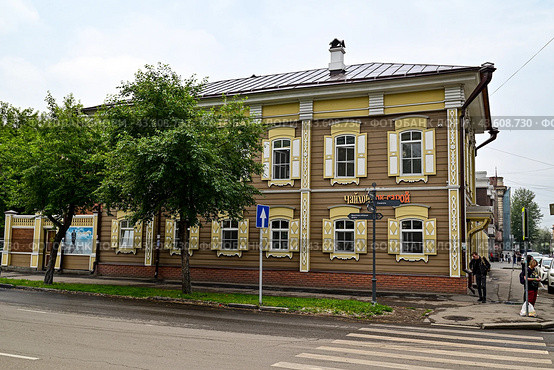Город Иркутск. Чайхона "Ок-Сарой". Улица Дзержинского, дом 42 (Бывший дом с лавкой Петрова) (2024 год). Редакционное фото, фотограф Александр Тараканов / Фотобанк Лори