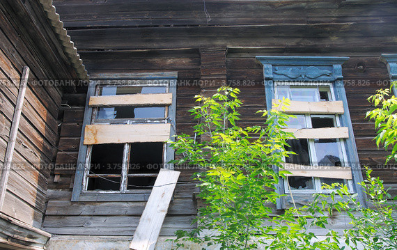 Город Ишим. Заколоченные окна старого дома в аварийном состоянии. Стоковое фото, фотограф Александр Тараканов / Фотобанк Лори