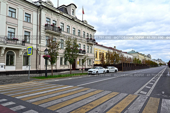 Город Казань. Пешеходный переход возле Казанской городской Думы. Кремлевская улица, дом 3 (2023 год). Редакционное фото, фотограф Александр Тараканов / Фотобанк Лори