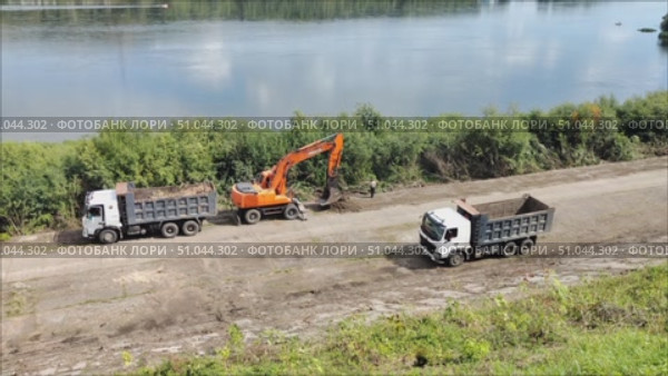 Город Кемерово. Очистка набережной реки Томи от зарослей кустарника. Стоковое видео, видеограф Цибаев Алексей / Фотобанк Лори
