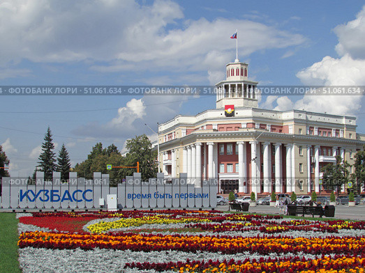Город Кемерово. Вид на здание городской администрации и цветочную клумбу на площади Советов. Редакционное фото, фотограф Цибаев Алексей / Фотобанк Лори