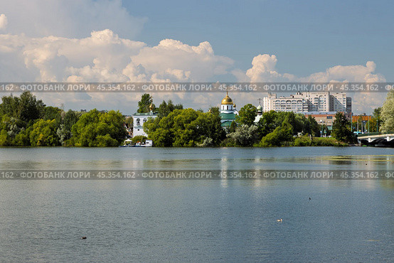 Город Колпино, Колпинский район Санкт-Петербурга, Россия. Вид со стороны реки Ижоры на Собор Троицы Живоначальной (Троицкий собор). Красивый летний городской пейзаж с православной церковью и звонницей на берегу реки. Стоковое фото, фотограф Андрей Степанов / Фотобанк Лори
