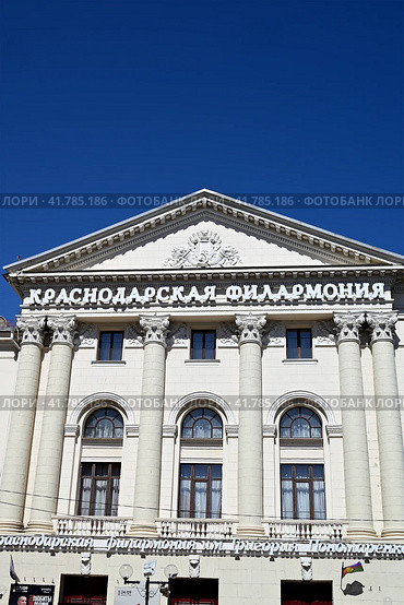 Город Краснодар, улица Красная, 55. Фасад здания Краснодарской краевой государственной филармонии имени Григория Пономаренко (2023 год). Редакционное фото, фотограф Александр Тараканов / Фотобанк Лори