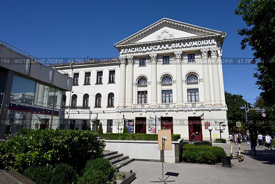 Город Краснодар, улица Красная, 55. Краснодарская краевая государственная филармония имени Григория Пономаренко летним днем (2023 год). Редакционное фото, фотограф Александр Тараканов / Фотобанк Лори