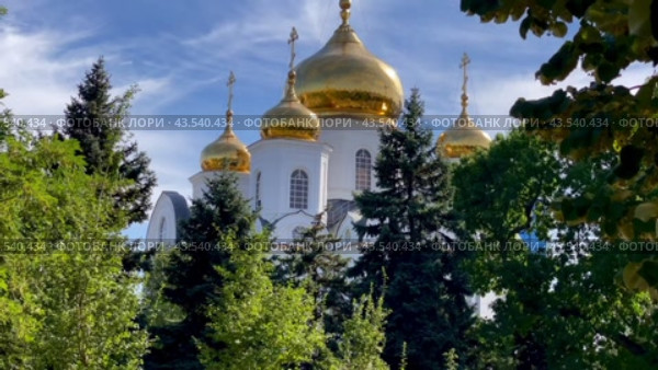Город Краснодар. Войсковой собор святого Благоверного Князя Александра Невского. Екатеринтнский сквер. (2024 год). Стоковое видео, видеограф Елена Букия / Фотобанк Лори