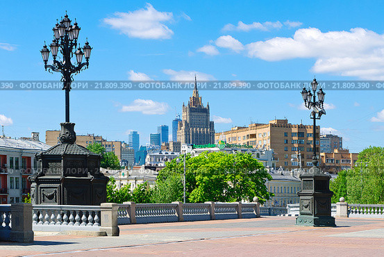 Город Москва. Уличные фонари на террасе перед Храмом Христа Спасителя (2015 год). Редакционное фото, фотограф Зобков Юрий / Фотобанк Лори