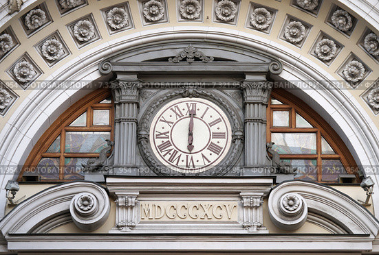 Город Москва, улица Неглинная, часы  на фасаде парадного здания Сандуновских бань (2015 год). Стоковое фото, фотограф Dmitry29 / Фотобанк Лори