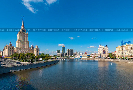 Город Москва. Вид на отель «Рэдиссон Ройал» (гостиницу «Украина») со стороны набережной Тараса Шевченко. (2011 год). Редакционное фото, фотограф Зобков Юрий / Фотобанк Лори