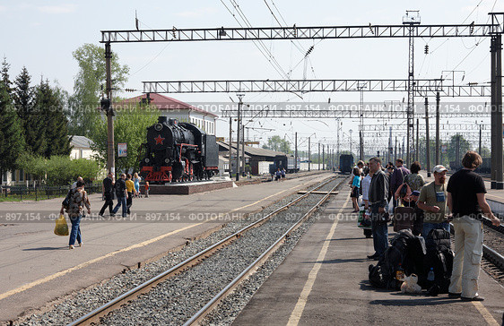 Город Муром. Пассажиры на железнодорожном вокзале (2009 год). Редакционное фото, фотограф Юрий Синицын / Фотобанк Лори