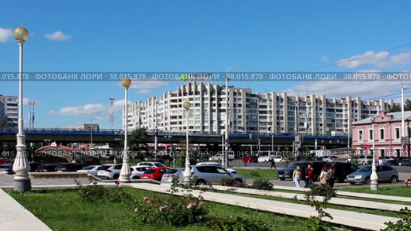 Город Омск, ул. Красный Путь, вид на транспортную эстакаду метромоста (2022 год). Редакционное видео, видеограф Виктор Топорков / Фотобанк Лори