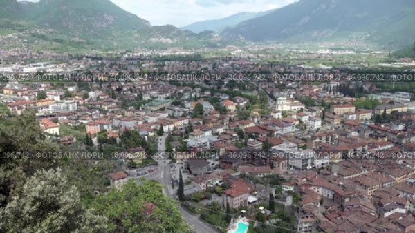 Город Рива дель Гарда. Вид с Бастиона. Италия. Май. The city Riva del Garda. View from the Bastion. Italy. May. Стоковое видео, видеограф Горшков Александр / Фотобанк Лори