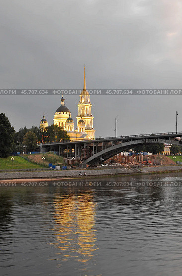 Город Рыбинск, Ярославская область. За мостом - Спасо-Преображенский кафедральный собор (2024 год). Стоковое фото, фотограф Вера Смолянинова / Фотобанк Лори