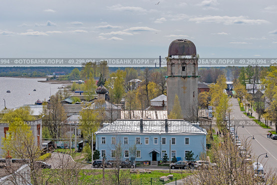 Город с высоты колокольни. Река Волхов, церковь святого Климента папы Римского и святого Петра Александрийского, проспект Карла Маркса. Город Новая Ладога Волховского района Ленинградской области. Редакционное фото, фотограф Румянцева Наталия / Фотобанк Лори