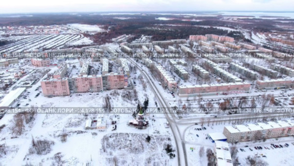 Город Сегежа, пересечение Бульвара Советов и улицы Антикайнена, республика Карелия. Полет над зимним городом (2016 год). Редакционное видео, видеограф Кекяляйнен Андрей / Фотобанк Лори