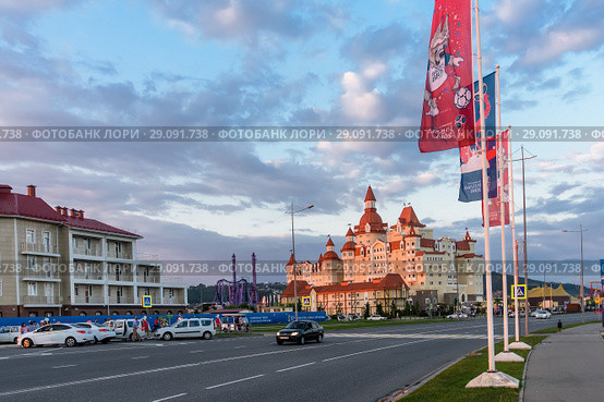 Город Сочи, Краснодарский край, Адлер. Гостиничный комплекс "Богатырь" на Олимпийском проспекте при закатном солнце (2018 год). Редакционное фото, фотограф Игорь Низов / Фотобанк Лори