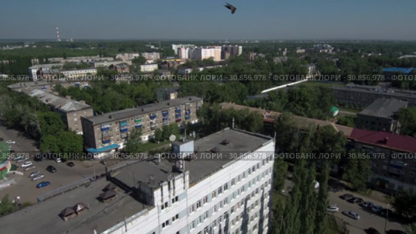 Город Стерлитамак летом. Здание городской больницы. Вид с воздуха. Sterlitamak city in summer. Building of the city hospital. Aerial view. (2019 год). Стоковое видео, видеограф Евгений Романов / Фотобанк Лори