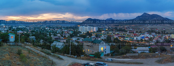 Город Судак в Крыму вечером (2015 год). Редакционное фото, фотограф Дмитрий Тищенко / Фотобанк Лори