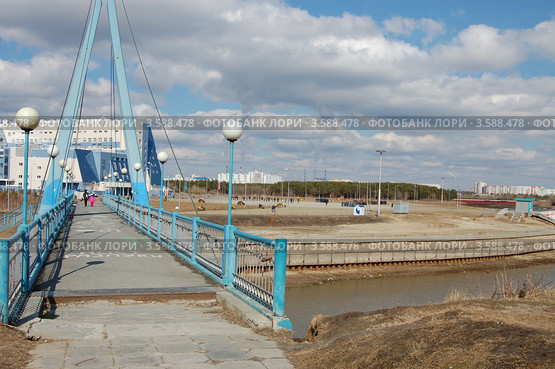 Город Сургут. Замки на мосту влюбленных (2012 год). Стоковое фото, фотограф Булат Каримов / Фотобанк Лори