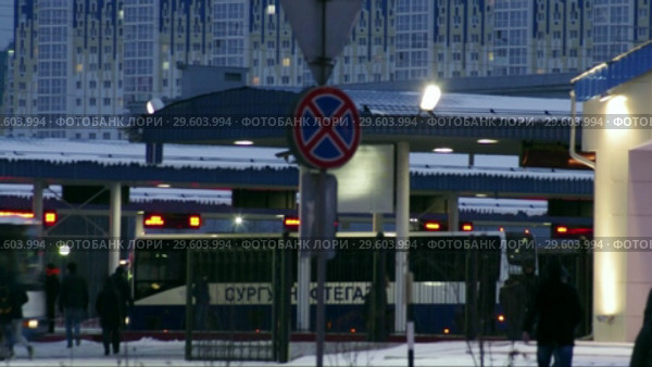 Город Сургут зимой. Движение на улицах. City in the early morning. Traffic (2017 год). Редакционное видео, видеограф Евгений Романов / Фотобанк Лори