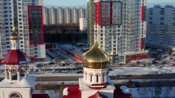 Город Сургут зимой. Храм Святого великомученика Георгия. Вид с воздуха. Surgut city in winter. Church of St. George the Great Martyr. Aerial view. (2022 год). Редакционное видео, видеограф Евгений Романов / Фотобанк Лори