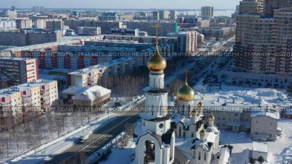 Город Сургут зимой. Кафедральный собор Преображения Господня. Вид с воздуха. Surgut city in winter. Cathedral of the Transfiguration of the Lord. Aerial view. (2022 год). Редакционное видео, видеограф Евгений Романов / Фотобанк Лори