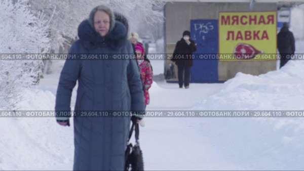 Город Сургут зимой. Уличное движение. Surgut. City in the winter. Street traffic. (2017 год). Редакционное видео, видеограф Евгений Романов / Фотобанк Лори