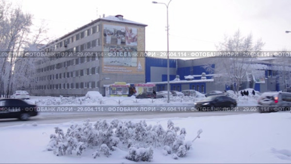 Город Сургут зимой. Уличное движение. Surgut. City in the winter. Street traffic. (2017 год). Редакционное видео, видеограф Евгений Романов / Фотобанк Лори