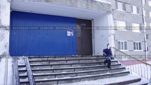 Город Сургут зимой. Вход в общежитие. Surgut. City in the winter. Prefabricated house, hostel. Entrance. (2017 год). Стоковое видео, видеограф Евгений Романов / Фотобанк Лори