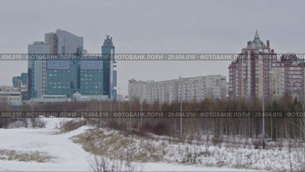 Город Сургут зимой. Вид на здание организации "Газпромтрансгаз". Surgut in winter. View on the Gazpromtransgaz (2017 год). Стоковое видео, видеограф Евгений Романов / Фотобанк Лори